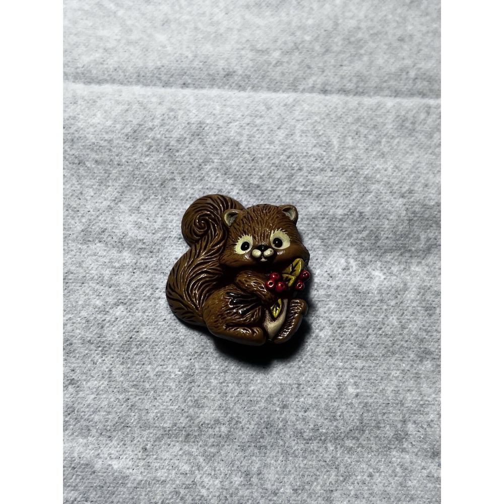 Cute Collectible Brooch Pin Fall Squirrel Holding Berries‎ Signed 1982 Hallmark - Picture 3 of 9